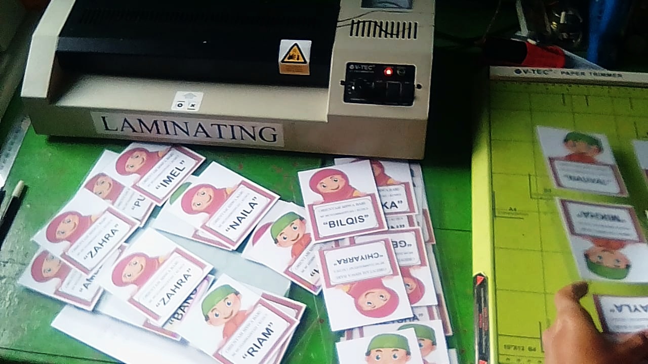 Proses laminating dokumen di Muara Printing
