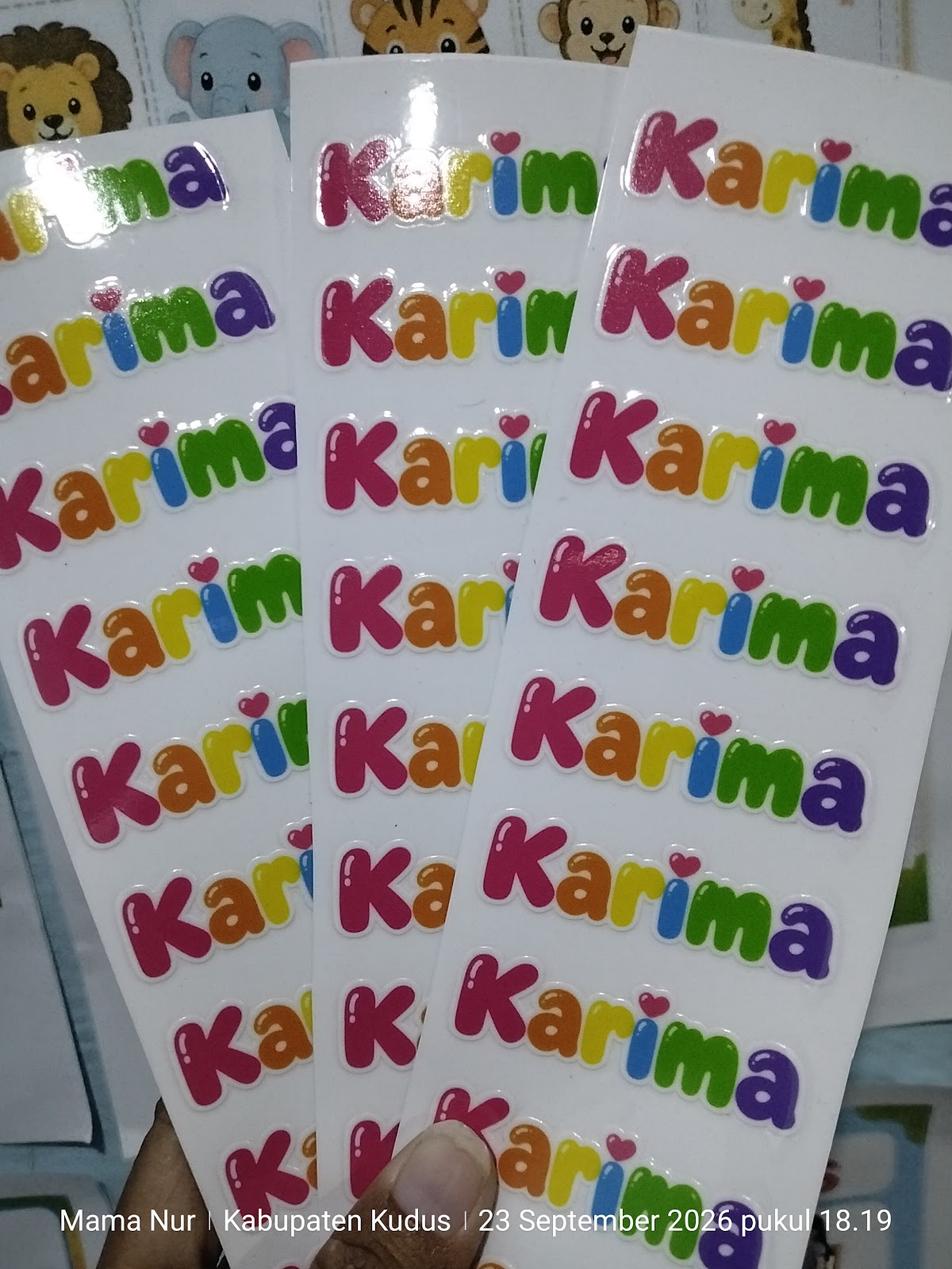 Stiker label nama hasil cetak